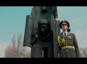 Չարենցի արձանի մոտ պատվո պահակախումբ է կանգնեցվել