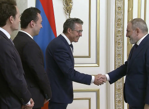 Премьер-министр Пашинян принял бывшего генерального секретаря НАТО