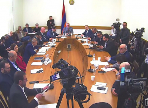 Снимите и выведите патрульных из военного института как можно скорее: Гегам Манукян -министру МО