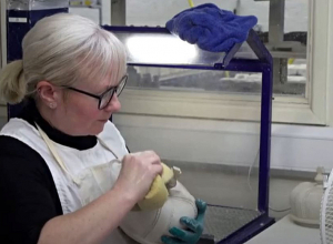 Ինչպես են բրիտանացի խեցեգործները հուշանվերներ ստեղծում Չարլզ III-ի թագադրման համար