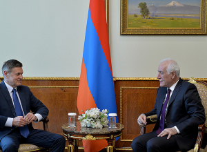 Президент Ваагн Хачатурян принял посла Греции Эвангелоса Турнакиса