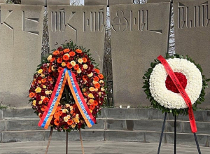 Սերժ Սարգսյանի անունից ծաղկեպսակ է դրվել «Եռաբլուր» զինվորական պանթեոնում