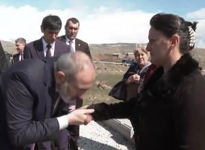 Արագածոտնում վարչապետը հարգանքի տուրք է մատուցել 44-օրյա պատերազմում զոհված հերոսների հիշատակին