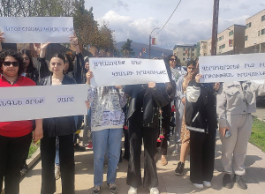 Արցախցի կանայք երթով շարժվում են դեպի Շոշ-Շուշի ճամփաբաժան,որն արգելափակված է ադրբեջանցիների կողմից