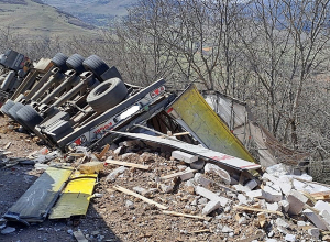 «Mercedes-Benz» մակնիշի բեռնատարը դուրս է եկել ավտոճանապարհի երթևեկելի հատվածից և կողաշրջվել