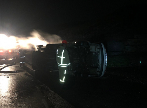 Երևան-Մեղրի ավտոճանապարհին «Nissan Teana»-ն դուրս է եկել ավտոճանապարհի երթևեկելի հատվածից և կողաշրջվել