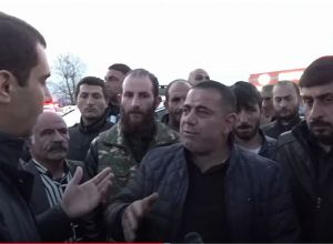 Զինվորական կացարանում զոհված 15 զինծառայողների ծնողները փակել են Երևան-Սևան մայրուղին