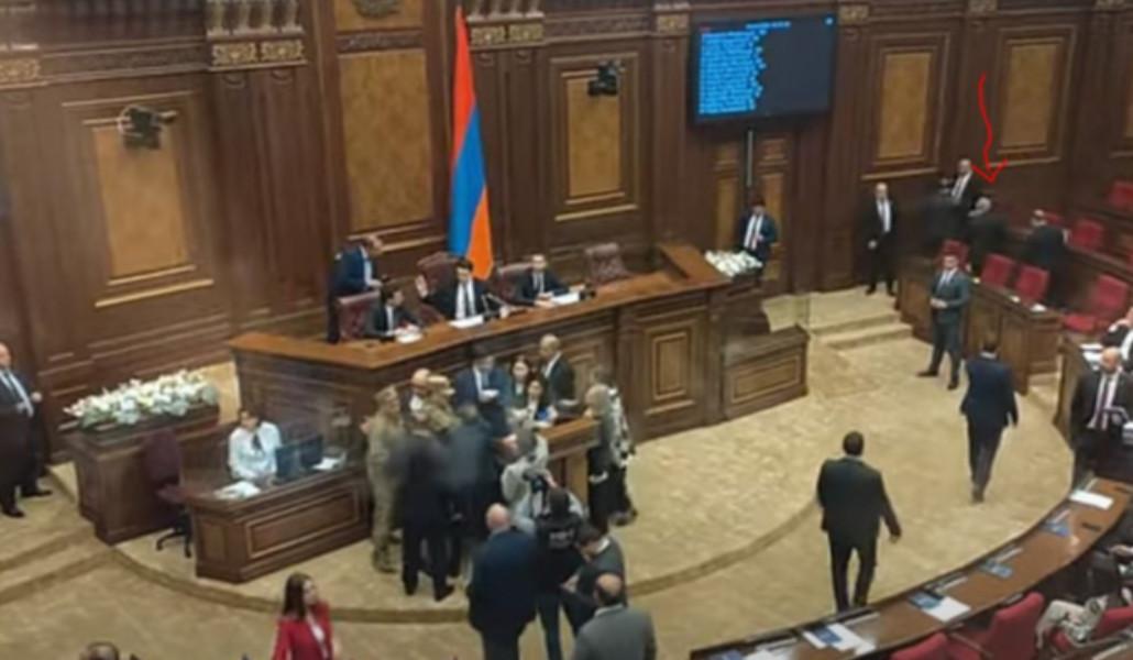 աԺ