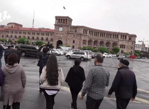 Հրդեհից զոհված զինծառայողների ծնողները բողոքի ակցիա են անում․ ՈւՂԻՂ