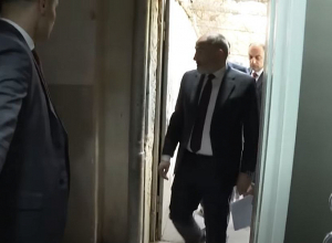 «Իյա, սենց խոսալով ա». Փաշինյանը Մեծամորում բարձրահարկ շենքի վերելակ փորձարկեց