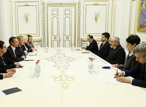 Пашинян принял делегацию Сената Франции