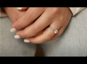 Он надел кольцо и сказал: никогда не снимай его с пальца