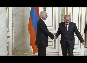 Премьер-министр принял председателя Совета армян Франции