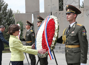 Ֆրանսիայի Եվրոպայի և արտաքին գործերի նախարարը այցելել է «Եռաբլուր» զինվորական պանթեոն