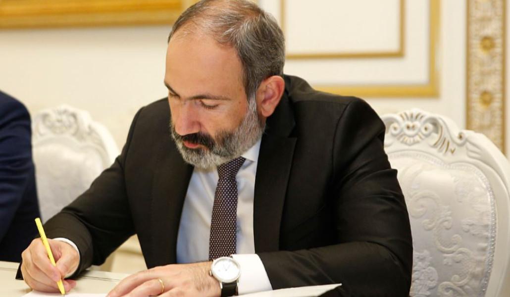 Փաշինյանը-ստորագրում-է-3