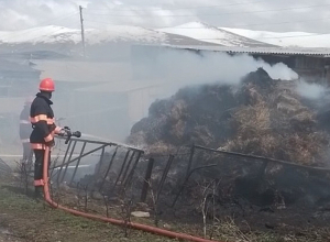 Սարագյուղ գյուղում այրվում է կուտակած անասնակեր