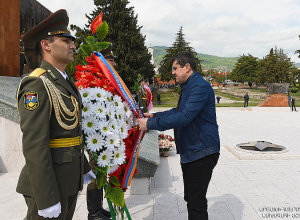 Արայիկ Հարությունյանը այցելել է Ստեփանակերտի հուշահամալիր