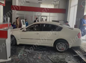 Nissan-ը մխրճվել է «Հայբիզնեսբանկի» մասնաճյուղի տարածք․ վարորդին ու վիրավորին օգնություն են ցուցաբերել բանկի աշխատակիցները․ shamshyan.com