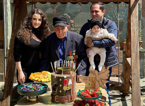 Սուրեն Պապիկյանը կնոջ և դստեր հետ այցելել է Հայրենական մեծ պատերազմի մասնակից իր պապիկին