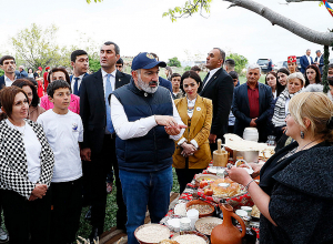 Վարչապետը Ներքին Բազմաբերդում այցելել է դպրոցական ծրագրի մասնակից աշակերտներին