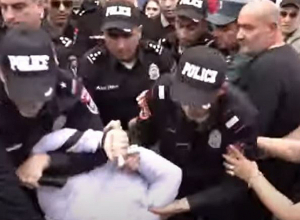 Гражданина задержали с применением грубой силы: столкновения между гражданами и полицией