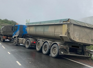 Փրկարարները բեռնատարը դուրս են բերել արգելափակումից