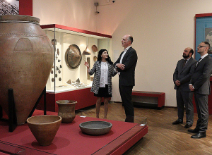 Միացյալ Թագավորության Եվրոպայի հարցերով նախարարը ծանոթացել է Հայաստանի պատմության թանգարանի հավաքածուներին