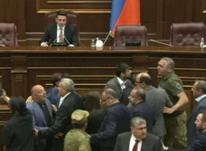 Միջադեպ ԱԺ նիստերի դահլիճում՝ « Տղամարդկություն չեք ունեցել  նայելու աչքերիս» արտահայտությունից հետո