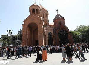 Ուխտերթ Երեւանում՝ Հոգեգալստյան տոնի նախօրյակին (լուսանկարներ)