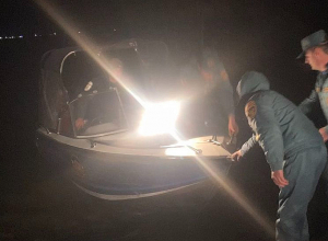 Սևանա լճի լողափից քաղաքացիները առագաստանավով դուրս են եկել դիմացի ափին գտնվող հանգստյան գոտու տարածք և քամու պատճառով չեն կարողանում մոտենալ ափին