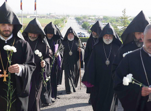 Կաթողիկոսը Սարդարապատում աղոթք  է բարձրացրել հայրենյաց պաշտպանների հոգիների հանգստության համար