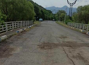 Եղեգիս գետի վրա կառուցված կամուրջը երկկողմանի երթեւեկելի է