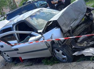 Գյումրիում մեքենան դուրս է եկել ճանապարհի երթևեկելի հատվածից և բախվել ավտոտնակի պատին