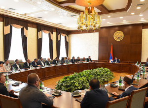 Араик Арутюнян провёл расширенное совещание в правительстве