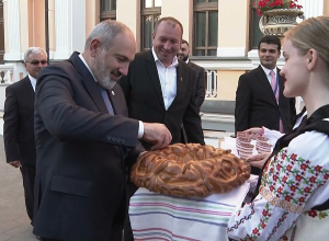 Վարչապետը շրջայց է կատարել Մանուկ Բեյի պալատում եւ հանդիպել ուկրաինահայ գործարարների