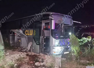 Գառնեցի 28 աշակերտի տեղափոխող ավտոբուսը հարվածել է Ջրվեժի գերեզմանատան շիրմաքարերին ու հայտնվել ներսում