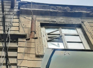 Տիգրան Մեծի պողոտայի շենքերից մեկի անձրևատար խողովակը թուլացել և կախվել է