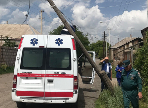 Հենասյունն ընկել է շտապօգնության ավտոմեքենայի վրա