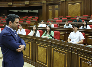 ՀՀ ԱԺ նախագահ Ալեն Սիմոնյանը հանդիպել է «Հիշատակի գնացք» մշակութային-կրթական նախագծի աշակերտներին