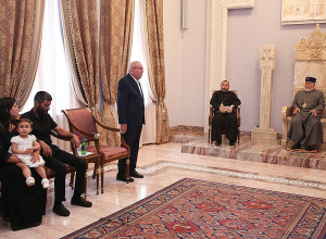  Կաթողիկոսն ընդունել է զոհված զինծառայողների ընտանիքների անդամներին