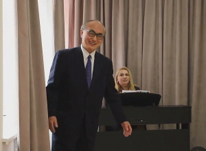 Կապանում Հայաստանում Ճապոնիայի արտակարգ և լիազոր դեսպանը երգել է Ռոբերտ Ամիրխանյանի «Հայի աչքեր»-ը