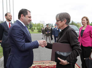 Сурен Папикян принял губернатора штата Канзас Лауру Келли и командующего Национальной гвардией Майкла Венерди