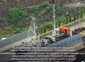 Азербайджан перекрыл бетонным заграждением единственную дорогу, соединяющую Арцах с Арменией