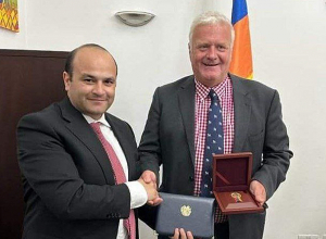 44-օրյա պատերազմում կյանքեր փրկած բժիշկ Ջեֆերին պարգևատրվել է ՀՀ վարչապետի հուշամեդալով