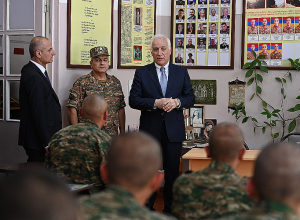 Վահագն Խաչատուրյանն այցելել է Զինված ուժերի մարտական հերթապահություն իրականացնող զորամասերից մեկը