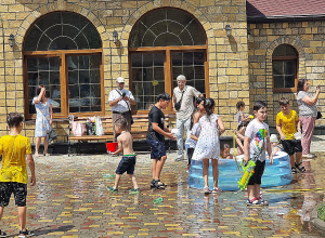 Ուկրաինայի հայ համայնքի ներկայացուցիչները եկեղեցու բակում նշել են Վարդավառը