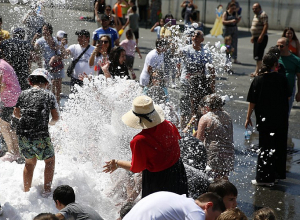 Վարդավառը՝ ձնոցիով ու ձնագնդիով