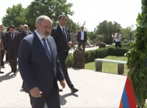 Վարչապետը հարգանքի տուրք է մատուցել Վ. Սարգսյանի և Ա. Օզանյանի հիշատակին