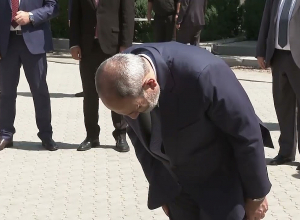 Վարչապետը ԵԿՄ 30ամյակի առթիվ հարգանքի տուրք է մատուցել Վ Սարգսյանի և Ա Օզանյանի հիշատակին