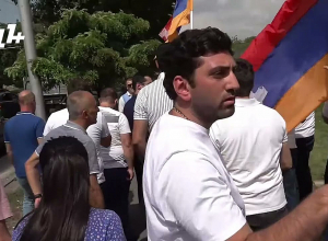 Акция представителей РПА напротив посольства США: передают письмо Сержа Саркисяна